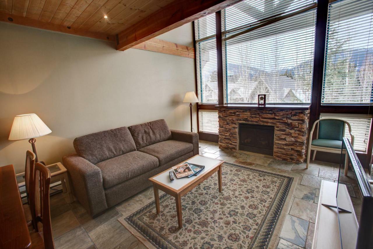 Greystone Lodge ウィスラー エクステリア 写真